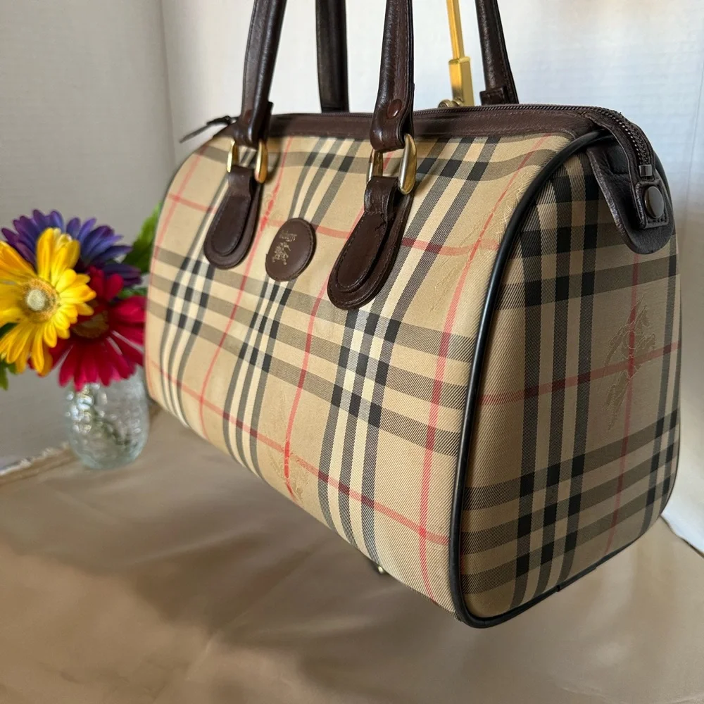 Burberry Boston Medium Size. - Picture 3 of 17